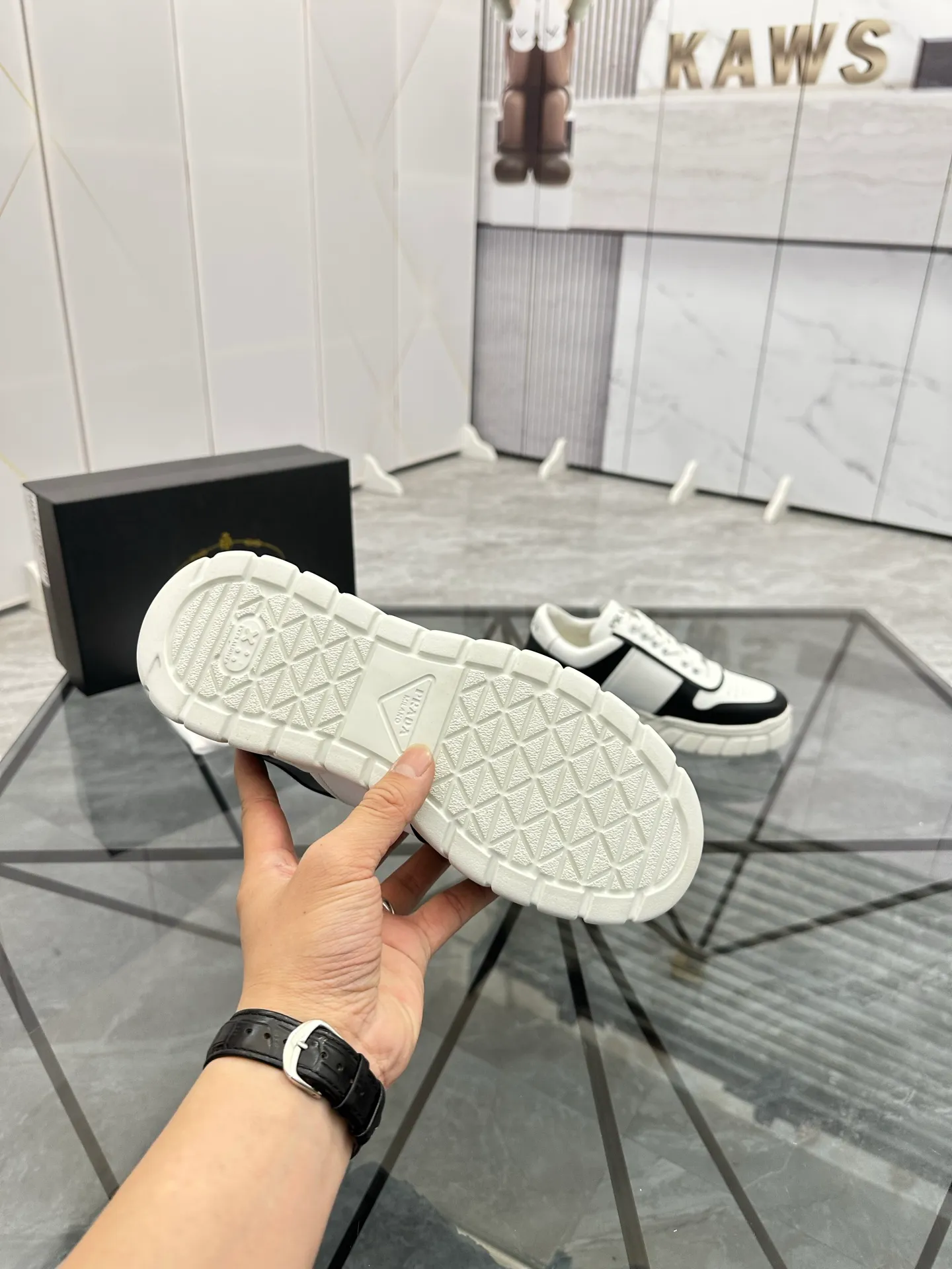 Men's shoes: 💰P420¥ Product trademark: Prada *"Prada*" low-top casual shoes Regular size: 38-44 (can be customized to 45) Product materials: imported cowhide upper, sheepskin lining, original outsole. Number: 020